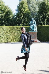 组图：秦岚与安徒生合影 感受童话之国人文风情