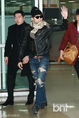 组图：RAIN帅气现身机场 杀出疯狂粉丝被踩脚