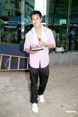 组图：郑嘉颖生日“坠楼” 女友佘施曼贴心送祝福 