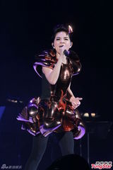 组图：Selina延迟造人 Ella挤胸性感舞老公最爱