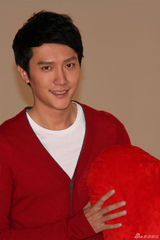 组图：冯绍峰穿红衣庆元旦 喜迎新年送祝福