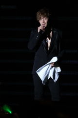 组图：韩星金贤重上海开歌友会大秀劲舞