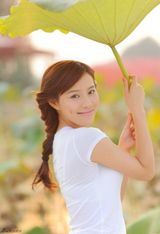 组图：蔡蝶荷塘写真清纯俏皮显可爱