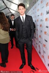 组图：《铁路劳工》首映 妮可基德曼微露乳沟