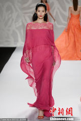 组图:中国超模再战纽约时装周 闪耀T台气势逼人