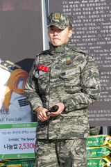 高清组图：韩星玄彬正式退役 众粉丝举牌迎接