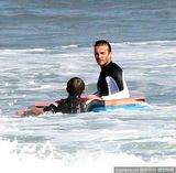 组图：贝克汉姆和儿子大玩冲浪 克鲁兹不敢下水 
