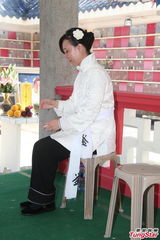 组图：刘家良遗体火化 翁静晶灵前掩脸痛哭