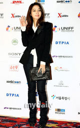 组图：秀爱李敏贞默契着黑礼服出席韩国大学电影节