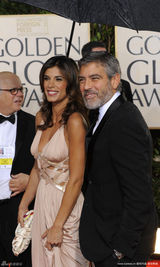 高清组图：乔治-克鲁尼携女友 深情款款甜蜜互望