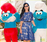 组图：《蓝精灵2》主创亮相 凯蒂-佩里抱蓝精灵