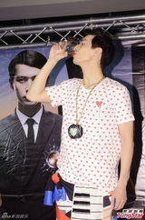 组图：严爵个唱秀舞技 打死不肯脱衣露腹肌