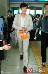 组图：韩星李胜基飞赴英国护送奥运圣火现身机场