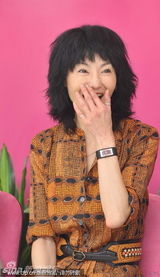 组图：张曼玉做公益咬指卖萌 捂嘴笑派飞吻