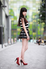 组图：徐立街拍LOOK 条纹连身短裙秀美腿