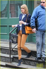 组图：斯威夫特带激萌爱猫上街 素颜仍显精致