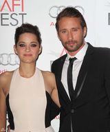 组图：《锈与骨》好莱坞首映 玛丽昂白裙美艳动人