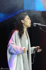 组图：2013微博之夜曲婉婷献唱新歌