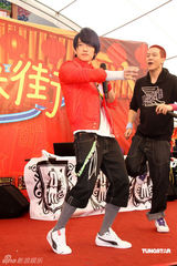 幻灯图：大嘴巴成员拜月老求姻缘 40宗华当众献吻