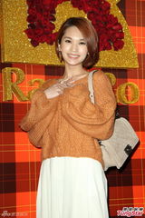 组图：黄小柔出嫁盼造人 穿低胸婚纱挽老公亮相