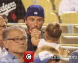 组图：小贝化身奶爸哄女儿 小七捏脸抢帽玩老爸