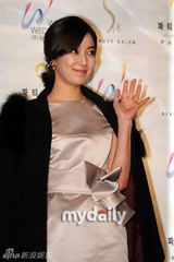 组图：韩星朴诗妍池城等出席女歌手姜成妍婚礼