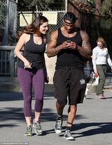 组图：凯莉-布鲁克与男友浪漫徒步 享甜蜜拥吻