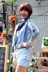 组图：杨谨华清新甜美 短裤亮相秀长腿