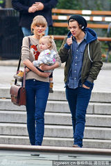 组图：泰勒与1D成员恋情浮水面 抱友人小孩显母爱