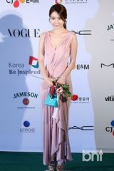 组图：韩孝珠玉泽演等众星亮相釜山电影节蓝毯