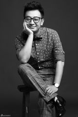 组图：黄海波黑白大片曝光 黑框逆天卖萌无止境