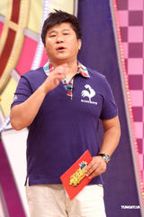 幻灯图：胡瓜节目进新摄影棚 潘慧如佩甄送花祝福 