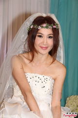 组图：47岁温碧霞穿婚纱甜美亮相