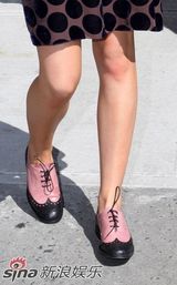 幻灯图集：“赫敏”艾玛-沃特森做客访谈节目 玩变装秀