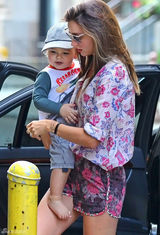 组图：米兰达-可儿携子出街 花花衬衫性感露bra