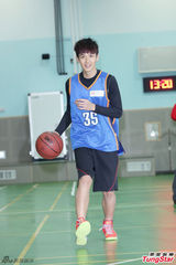 组图：柯震东亮相学校篮球场秀球技