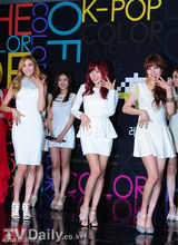 组图：韩星IU与好友秀智主持歌谣大战 众星云集