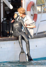 组图：哈莉-贝瑞拍海上落水戏 穿潜水服湿身出镜