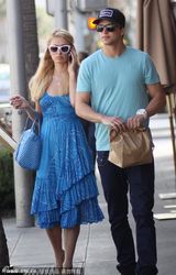 组图：帕丽斯与小男友外出 蓝色长裙大秀好身材