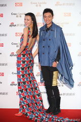 组图：李艾安钧璨携手亮相明星街拍盛典红毯