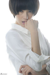 组图：李媛最新写真曝光 利落白衬衫演绎都市新女性