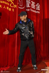 组图：李连杰蜡像落户上海 自称电影是业余爱好