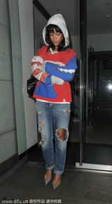 组图：蕾哈娜与绯闻男友晚餐一前一后离开餐厅