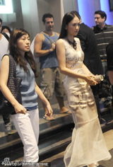 组图：陈乔恩性感半透明长裙惹外籍男偷瞄