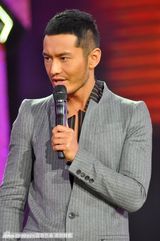 组图：海派春晚录制 黄晓明为“修鞋老爷爷”穿鞋