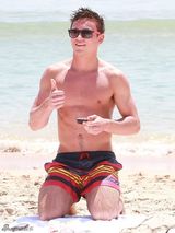 组图：英国跳水正太戴利海滩度假 身材略显发福