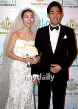 幻灯图：原BABYVOX成员金EZ婚礼现场 幸福洋溢 