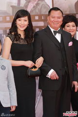 组图：万梓良携太太及亲友亮相金像奖红毯