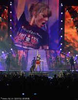 组图：斯威夫特回家乡开唱 与男歌手暧昧亲吻