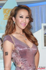 组图：李玟心痛老公拉断肌肉